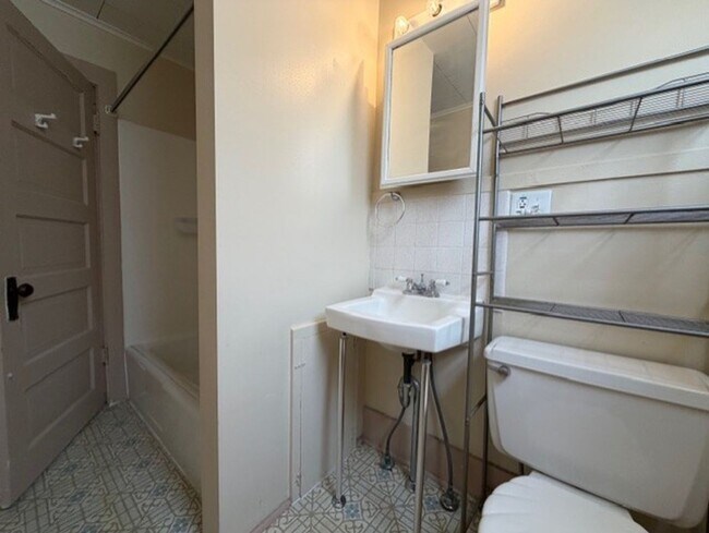 Foto del edificio - 22 1/2-22 1/2 Willis Ave