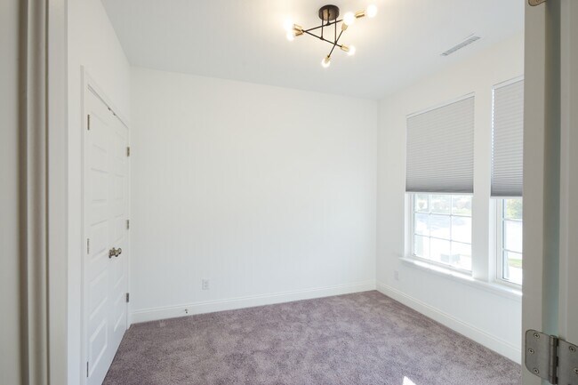 Building Photo - 14253 Larson Dr