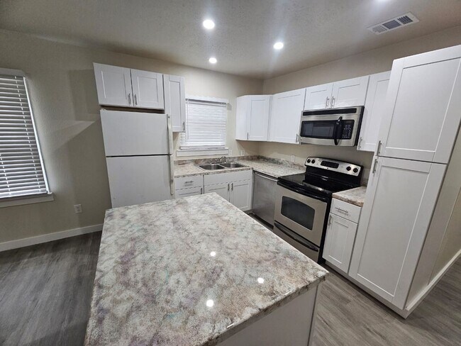 Foto del edificio - 915/917 N. Fitzhugh Ave
