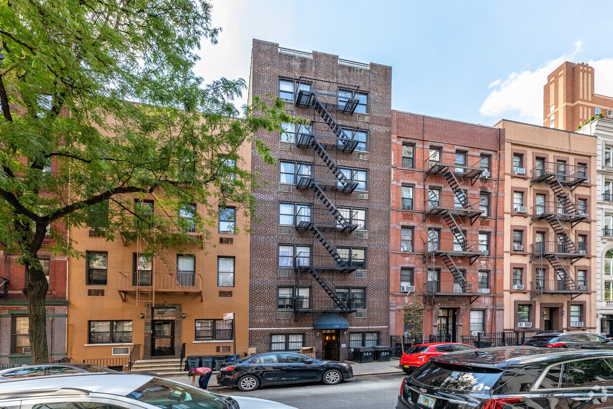 Primary Photo - 228 E 81st St
