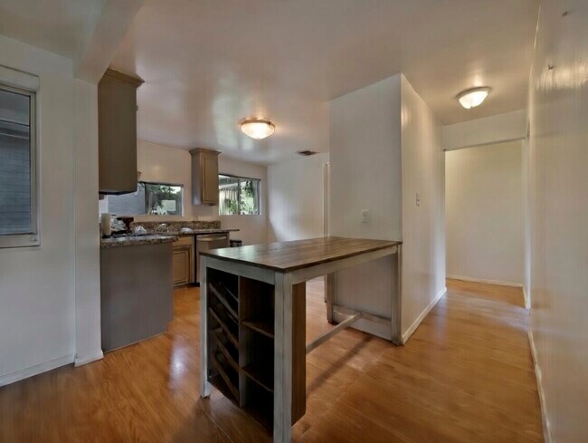 Sala de estar y cocina - 5033 Campo Rd