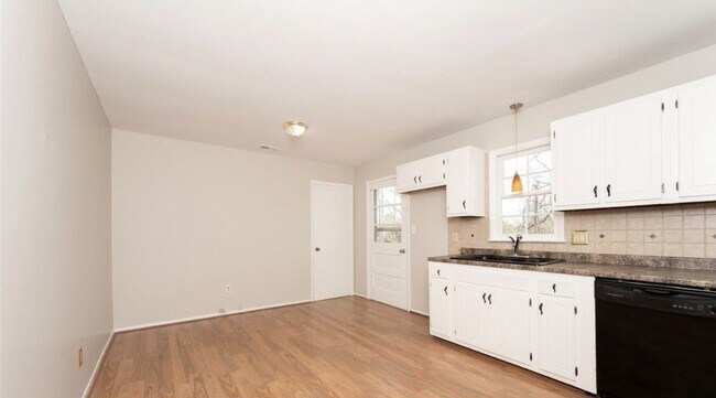 Foto del edificio - Charming 3-Bedroom Rental Home in Mocksvil...