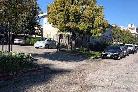 Entrada al estacionamiento - 10110 Camarillo Pl
