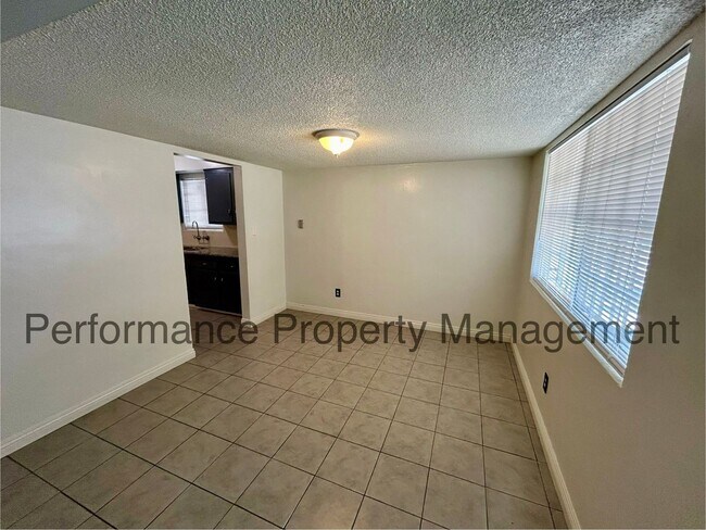 Building Photo - Cute 3 Bed/2 Bath Home in SE Bakersfield w...