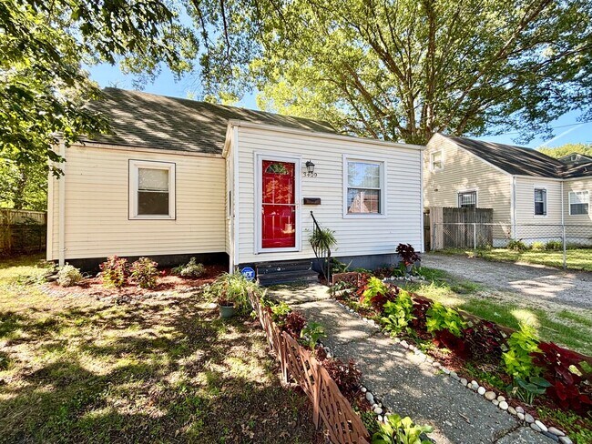 Foto del edificio - Cozy Home with Private Backyard & Detached...