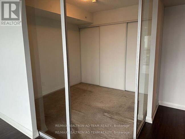 Building Photo - 30 Meadowglen Pl