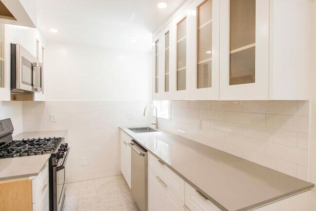 Foto del edificio - Balcony & Gas Fireplace: Sunny Apartment i...