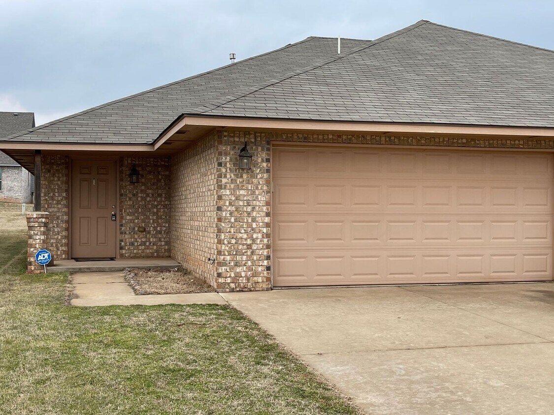 Foto principal - 3 bed room, 2 baths with a 2 car garage fo...