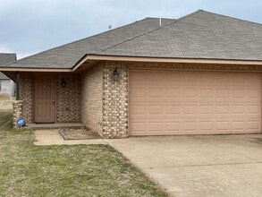 Building Photo - 2724 Valley View Dr