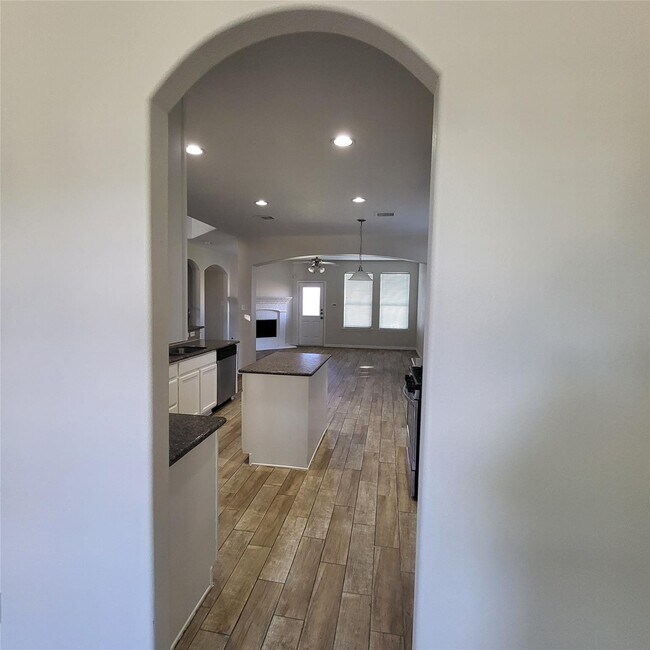 Building Photo - 402 Oak Stream Drive, Conroe, TX 77304 - 4...