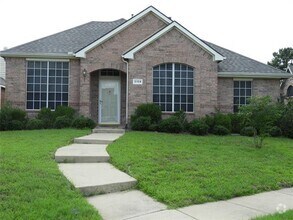 Building Photo - 3104 Cedardale Dr