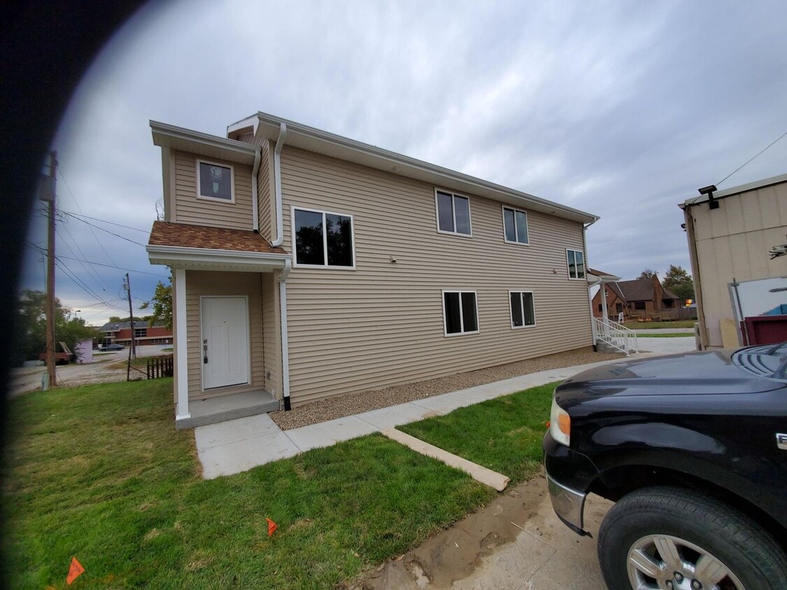 Building Photo - Spacious Three Bedroom!