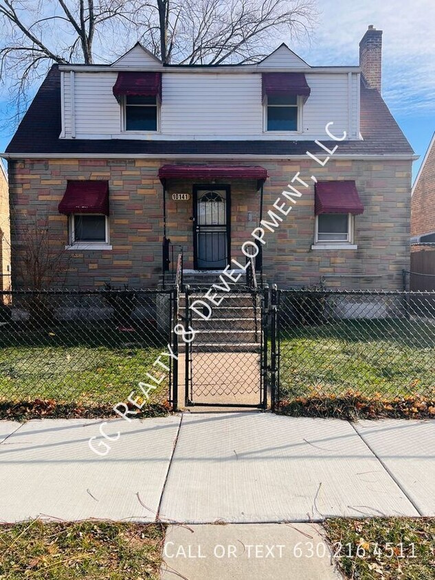 Primary Photo - *** 4 BDRM - 1.5 BTH / W&D HOOKUPS / HARDW...