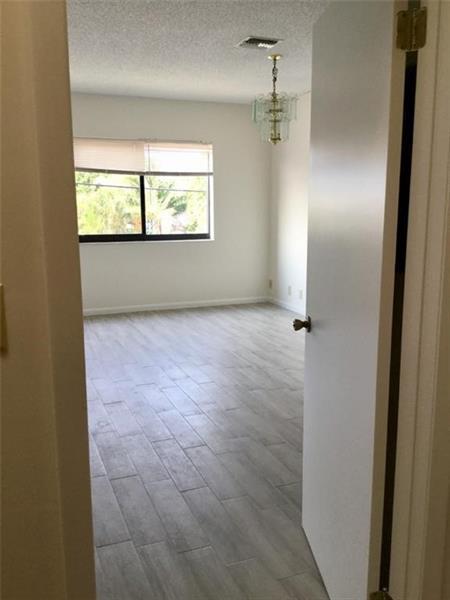 Foto del edificio - 229 Commercial Blvd