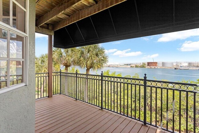 Foto del edificio - 1450 Harbour Walk Rd
