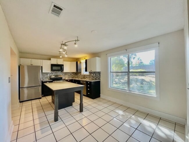 Building Photo - 1315 Forest Shore Dr