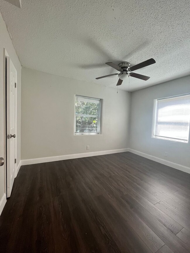 Foto del edificio - 3 Bedroom Home with Bonus Room - Near Stadium