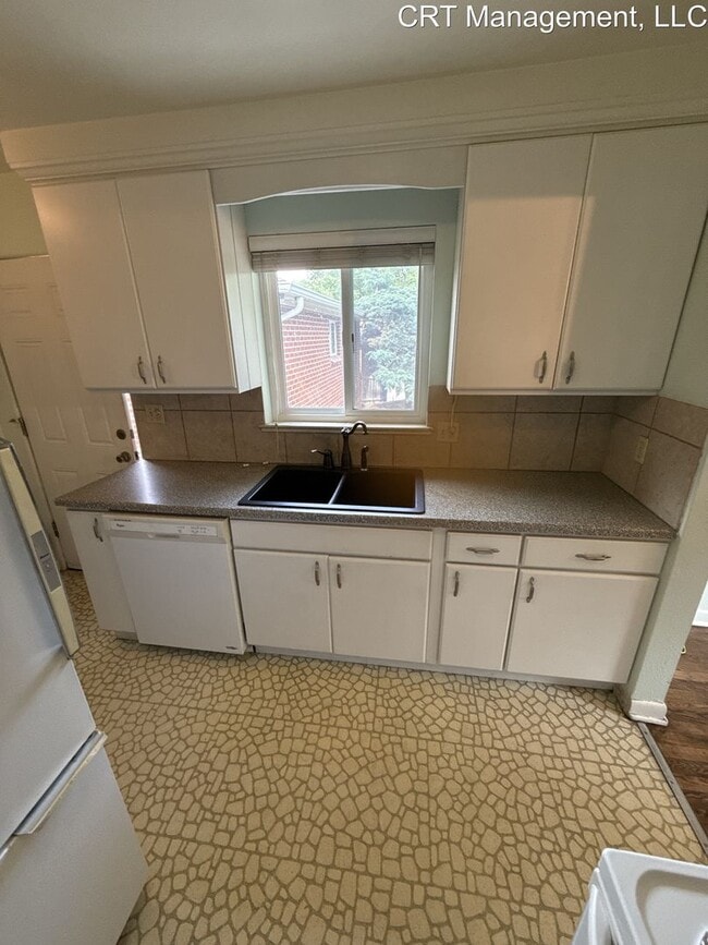 Building Photo - Charming 2-Bedroom Duplex in the Heart of ...