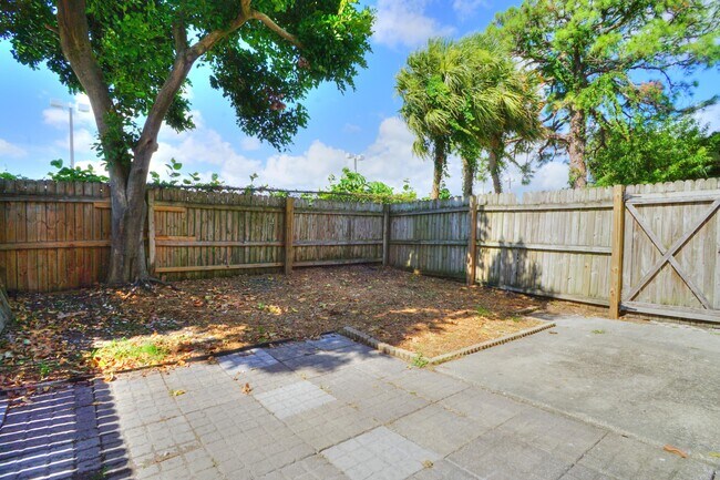 Building Photo - 4330 Lilac St