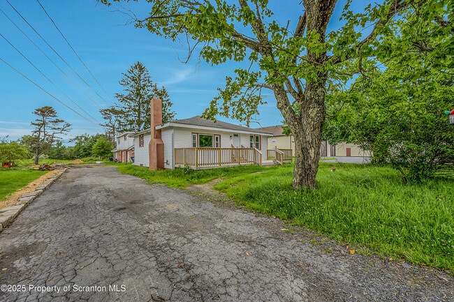 Building Photo - 664 Laurel Dr