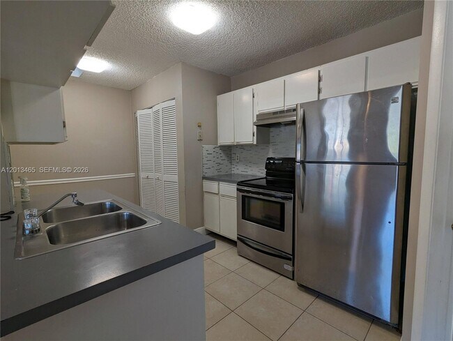 Foto del edificio - 18308 NW 68th Ave