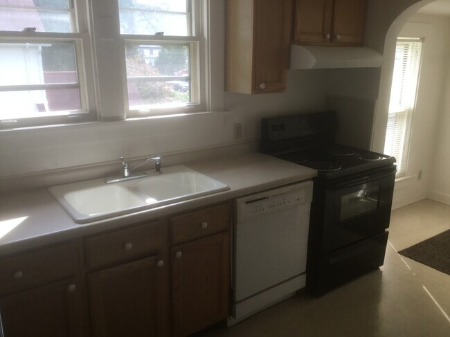 Kitchen - 603 Brainerd Ave