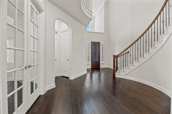 Building Photo - Discover luxury and comfort in this stunning 5-bedroom, 4.5-bathroom home with a flowing open flo...