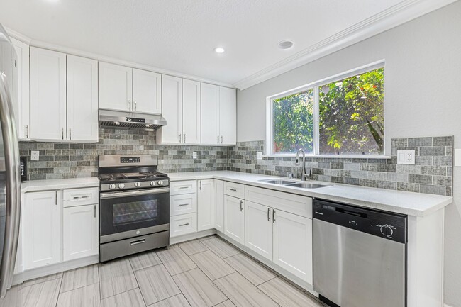 Building Photo - Beautiful Bright and Airy 4-Bedroom House ...