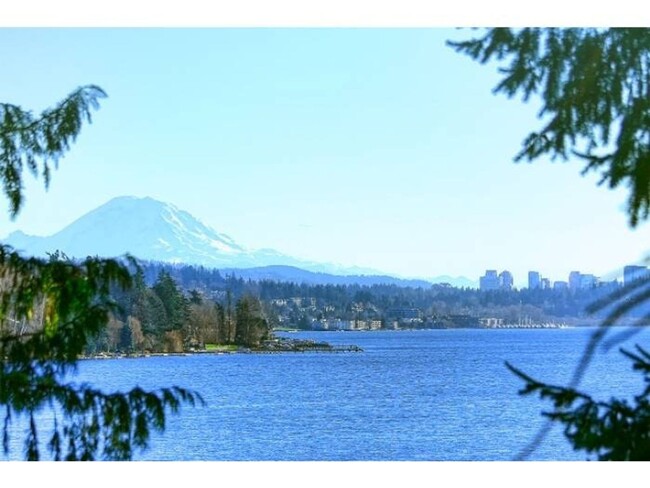 Building Photo - Kirkland Home Near Juanita Beach with Lake...