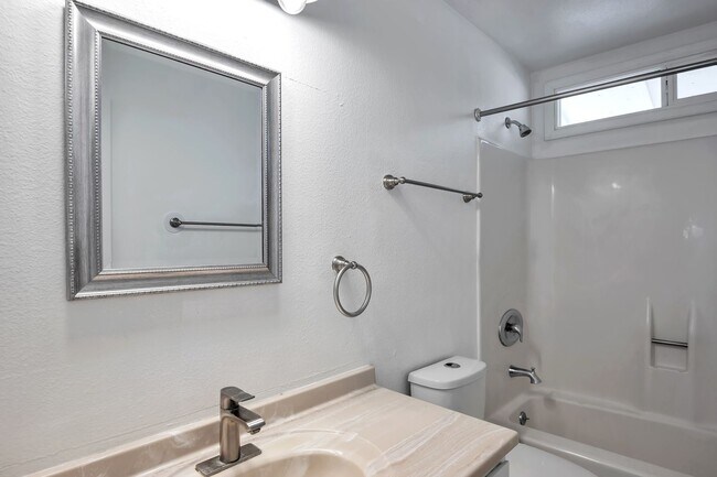 Foto del edificio - 5 Bedroom, 3 Bath, Pool, Remodeled