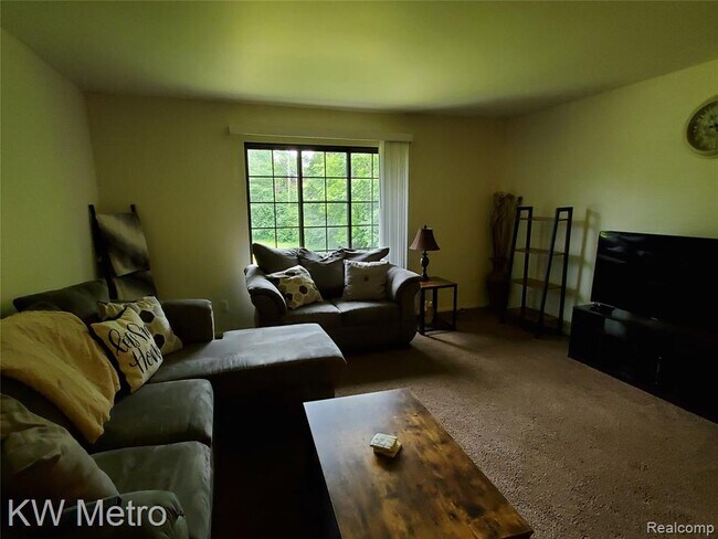 Foto del edificio - 2045 Duck Lake Rd N