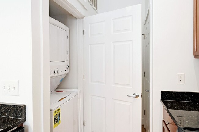 Building Photo - Highly Walkable Downtown Condo Near West Main St