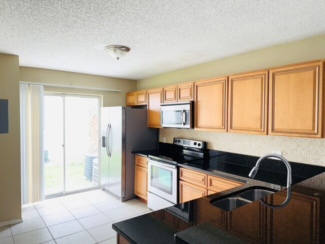 Building Photo - 2 bed 2 bath - 1st floor condo for rent