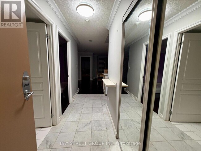 Photo du bâtiment - 801 Bay St.