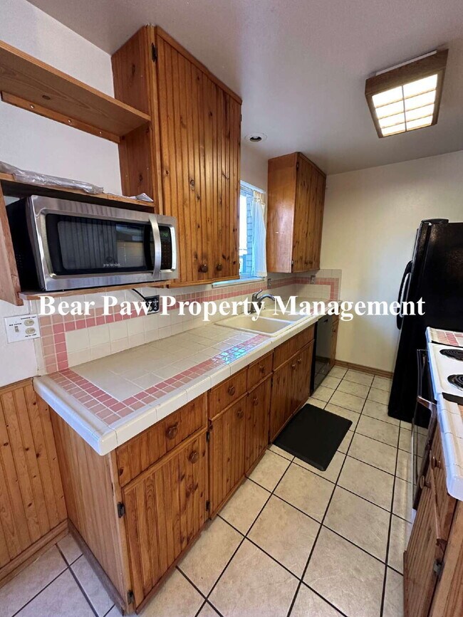 Building Photo - Spacious 3-Bed Townhouse in Golden!