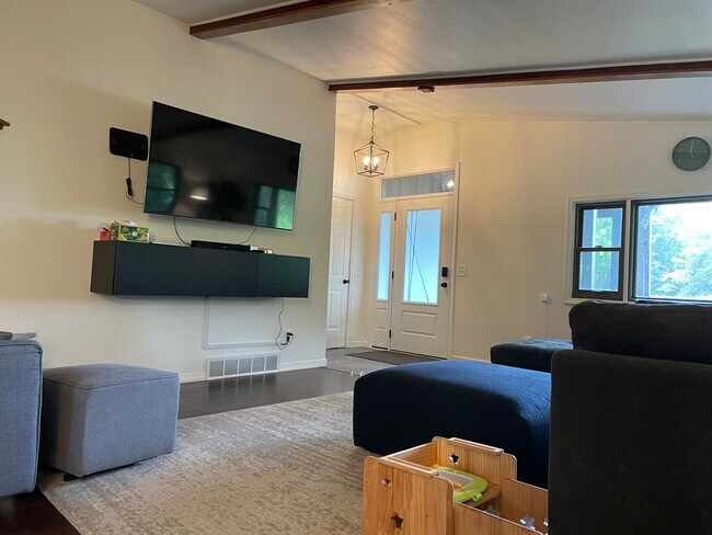Foto del edificio - 1721 N High Point Rd