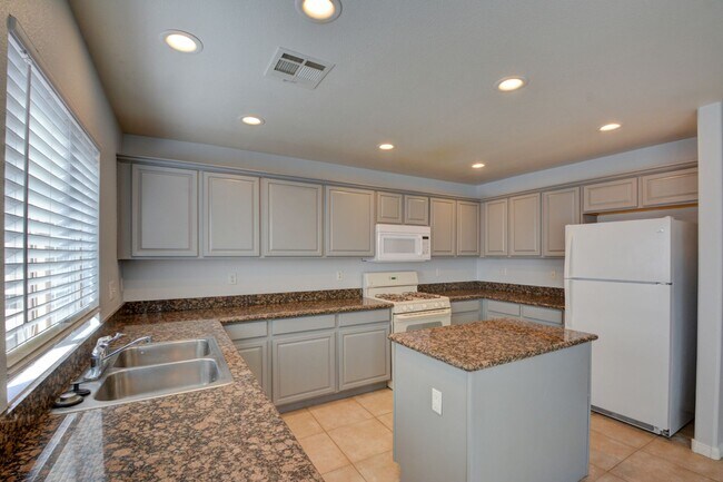 Building Photo - Gorgeous 3 bedroom 2.5 bathroom Townhome c...