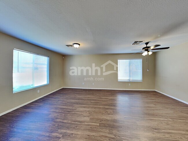 Foto del edificio - 5020 E Butterweed Dr