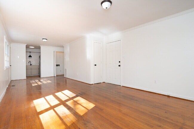 Foto del edificio - 2 Bed / 1 Bath Bottom Unit Duplex Convenient Spartanburg Location with Modern Features $1000/mo rent