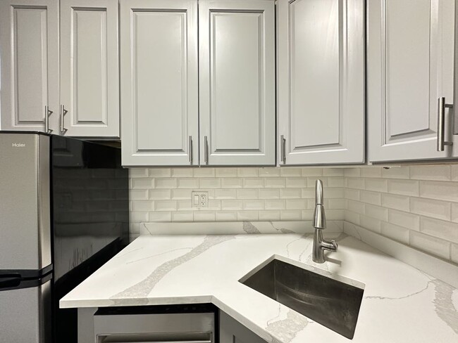 Building Photo - 503 W Belmont Ave