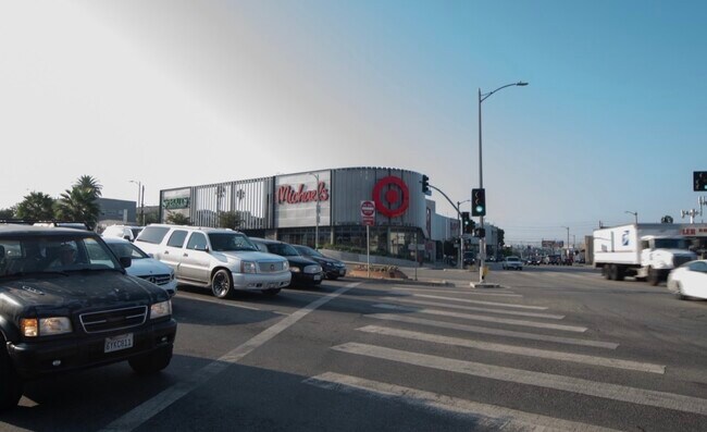 Building Photo - 4915 San Vicente Blvd