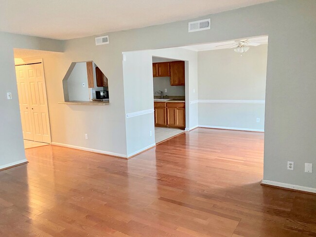 Building Photo - 3BD/2.5BA Townhouse with Garage! Close to ...