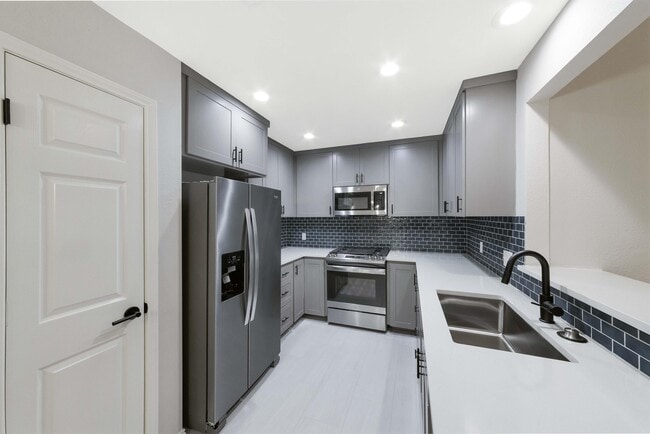 Building Photo - 9616 Holly Springs Dr