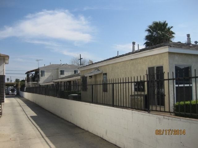Building Photo - 6422 S Victoria Ave