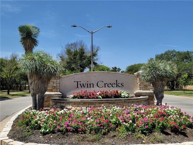 Foto del edificio - 2406 Powderham Ln