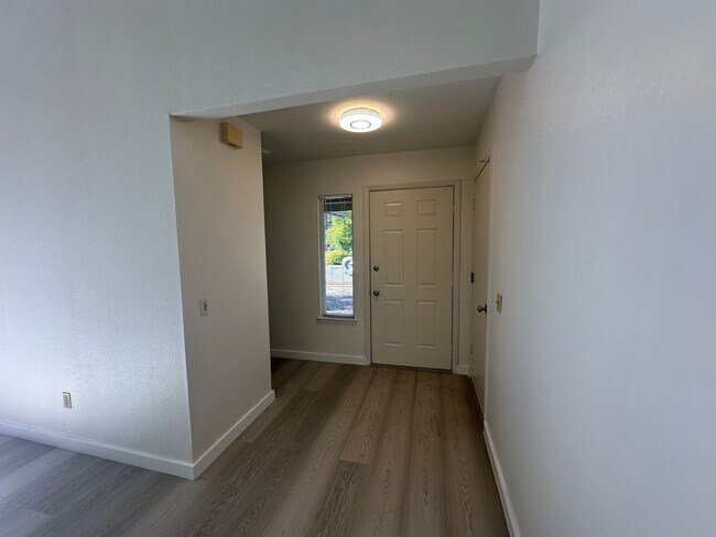 Foto del edificio - Charming 3-Bedroom Home with Modern Update...