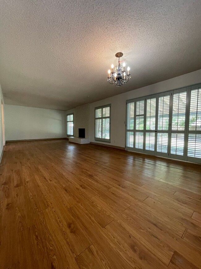 Building Photo - 3 Bedroom / 2 Bathroom  Home