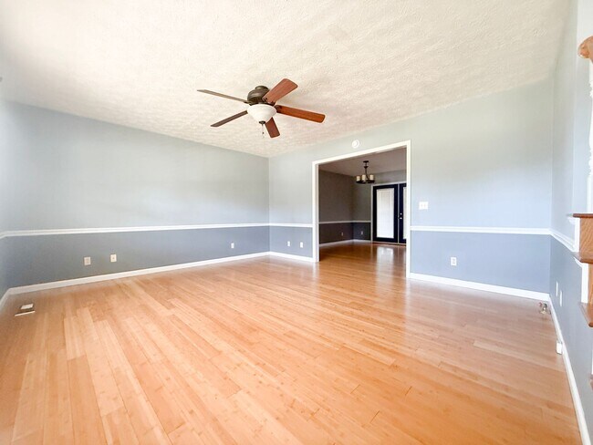Foto del edificio - Sunroom, 2-Car Garage & Lawn Care Included | Pet-Friendly Cookeville Home