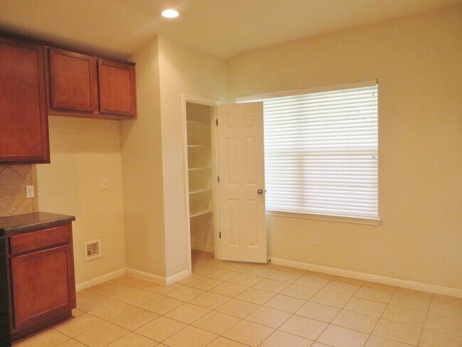 Building Photo - 3 Bedroom 2 Bathroom Villages of Berry Cre...