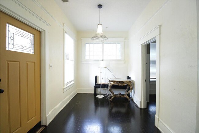 Foto del edificio - 834 E University Ave